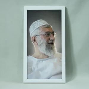 تابلو مخمل طرح مرهم با قاب سفید و تصویر پرتره آیت‌الله خامنه‌ای