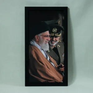 تابلو مخمل طرح تکیه‌گاه قاب صمیمانه آیت‌الله خامنه‌ای و امیر سرلشکر سید عبدالرحیم موسوی