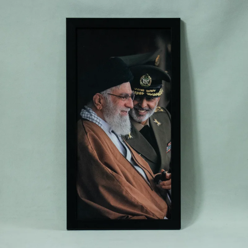 تابلو مخمل طرح تکیهگاه قاب صمیمانه آیتالله خامنهای و امیر سرلشکر سید عبدالرحیم موسوی