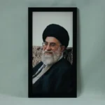 تابلو مخمل طرح انیس؛ پرتره صمیمانه، خندان و باوقار آیت الله خامنه ای