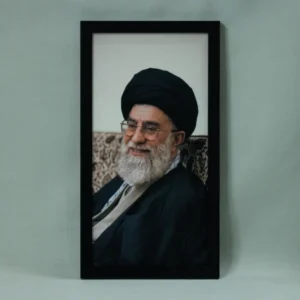 تابلو مخمل طرح انیس؛ پرتره صمیمانه، خندان و باوقار آیت الله خامنه ای