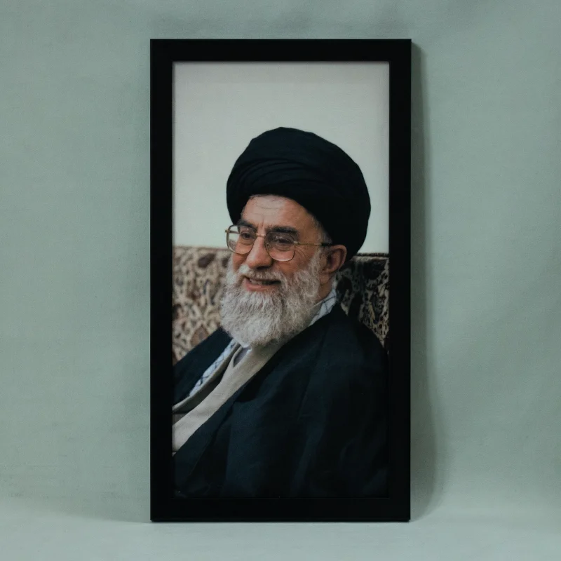 تابلو مخمل طرح انیس؛ پرتره صمیمانه، خندان و باوقار آیت الله خامنه ای