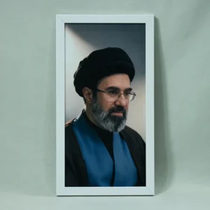 تابلو مخمل طرح سدید پرتره باوقار و متفکرانه حجت الاسلام سید مجتبی خامنه ای