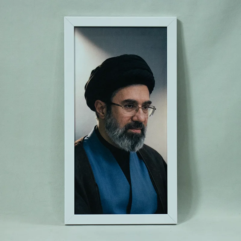 تابلو مخمل طرح سدید پرتره باوقار و متفکرانه حجت الاسلام سید مجتبی خامنه ای